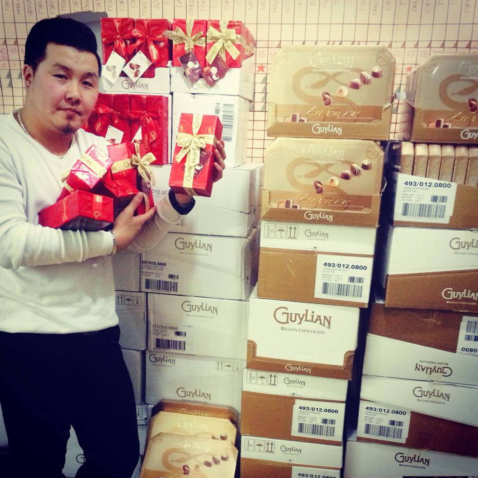 Маргааш нээлтээ хийх “Аз жаргалын шок”-д зочилсон хосуудад шоколад бэлэглэнэ